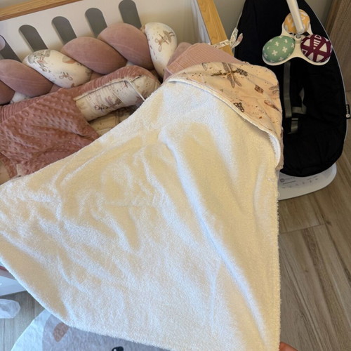 Baby Nest Winged Key like new with latex mattress and cotton fabric