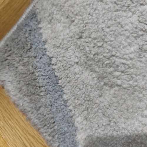Rug like new 2.10x2.60 in white, gray and black shades