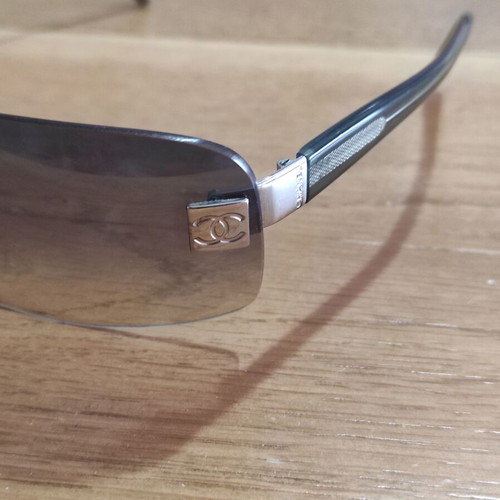Chanel sunglasses like new, gray