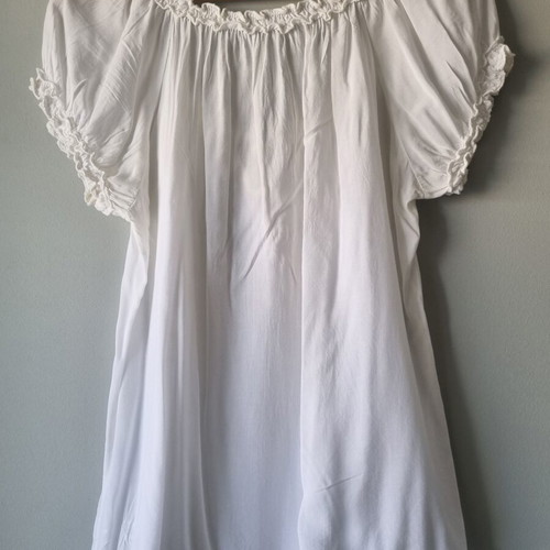 Blouse with decorative gathers, like new, size S, white