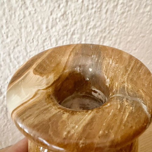 Onyx vase with marble-like surface and beautiful design, like new