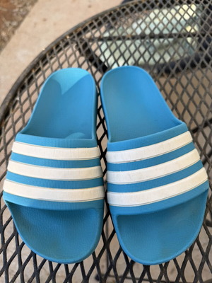 Adidas παιδικές παντόφλες μεταχειρισμένες, μπλε