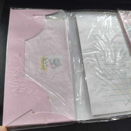 Vintage letter writing set sealed from the 80s with 8 envelopes and 16 sheets
