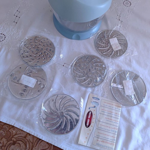 Grater with 6 application discs like new