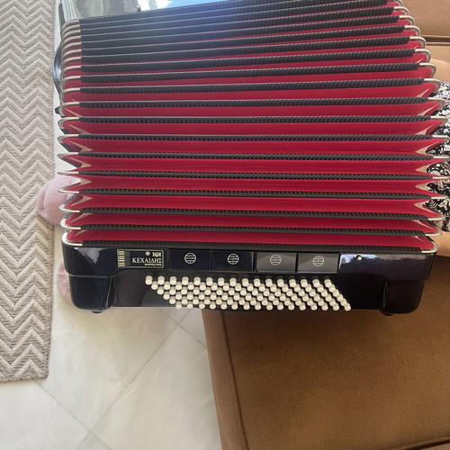 Piano-Accordion like new, 41 keys, 120 basses, black glossy