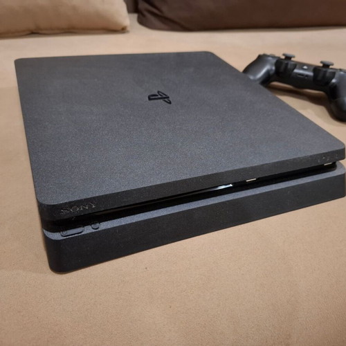 PlayStation 4 console with 1 joystick and 17 games, 1TB
