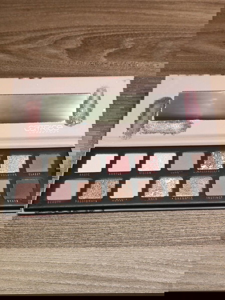 Catrice cosmetics παλέτα με Σκιές Ματιών
