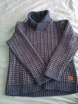 Logg sweater size 8 like new, blue and white knit with collar
