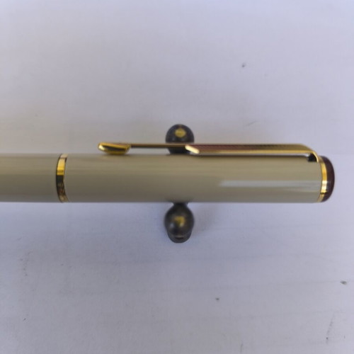 Parker 88 pen ivory like new with converter