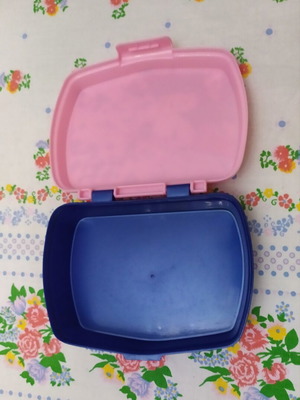 Plastic children's food container like new, 17x13 cm