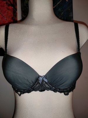 Grey 80A bra like new with light padding and underwire