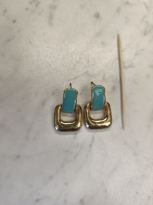 Gold earrings used with blue details