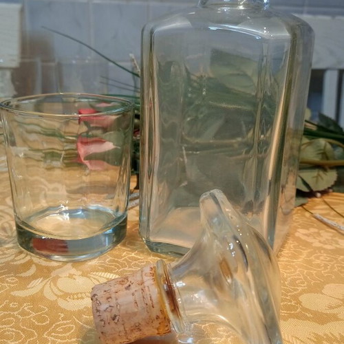 Crystal bottle and 6 crystal glasses like new