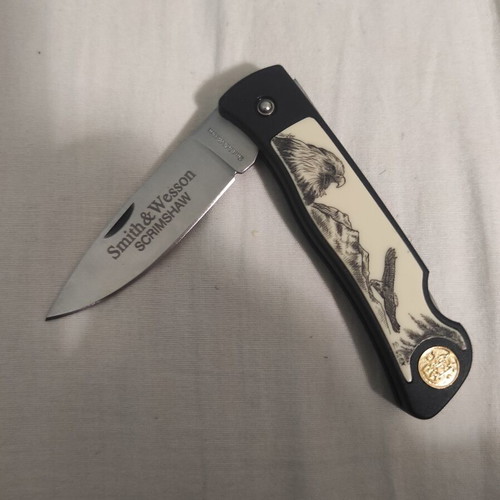 Smith & Wesson SW300N Eagle Scrimshaw knife like new, stainless steel blade
