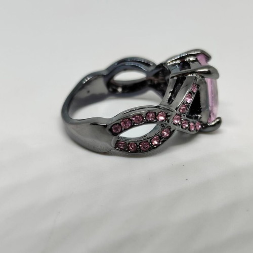 Ring with pink crystal and black base like new