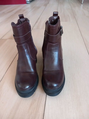 Brown ankle boots like new size 36 with lug heel