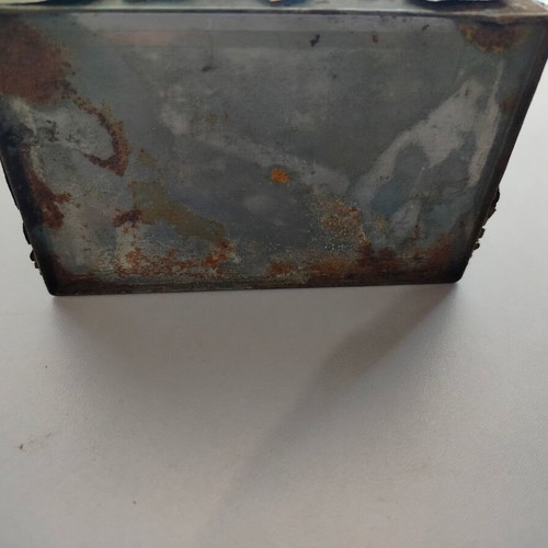 Sealed box with powder used, early 20th century