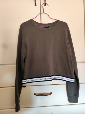 Γυναικεία μπλούζα Abercrombie and Fitch σε χρώμα λαδί σαν καινούργιο, ελαφρώς κοντή