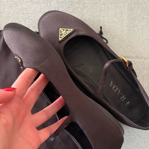 Prada satin ballerinas like new, black