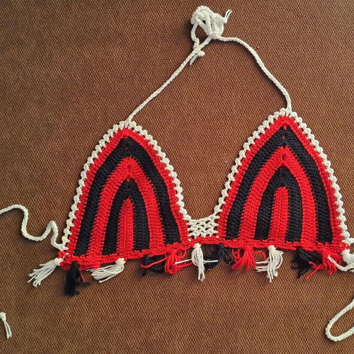 Knitted bikini top like new, size S, black and red