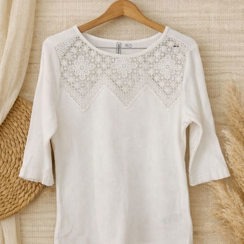 White blouse with lace and rib fabric, size M, like new