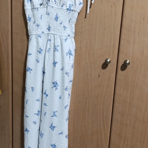 H&M women's jumpsuit like new, size XS, white and blue