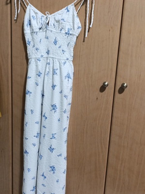H&M women's jumpsuit like new, size XS, white and blue