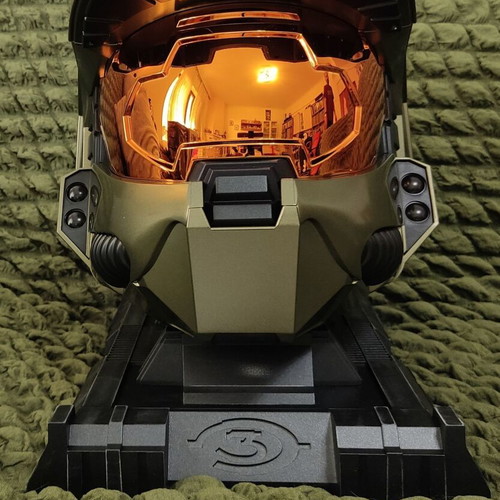 Halo 3 Legendary Edition Master Chief Helmet new with stand