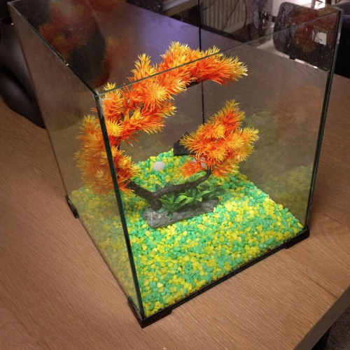 Aquarium like new with colorful gravel and decoration