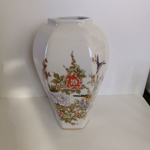 Decorative vase like new, handmade Bavarian porcelain with designs