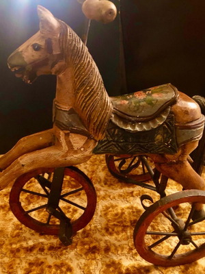 Ξυλόγλυπτο χειροποίητο ζωγραφισμένο αλογάκι τρίκυκλο από τη Βικτωριανή Περίοδο μεταχειρισμένο