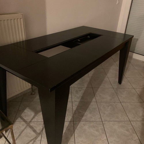 Dining table used in very good condition