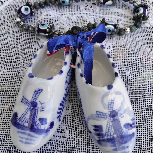 Vintage διακοσμητικό με πορσελάνινα τσόκαρα Delft Blue και βραχιόλι-φυλαχτό σαν καινούργιο