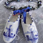 Vintage διακοσμητικό με πορσελάνινα τσόκαρα Delft Blue και βραχιόλι-φυλαχτό σαν καινούργιο