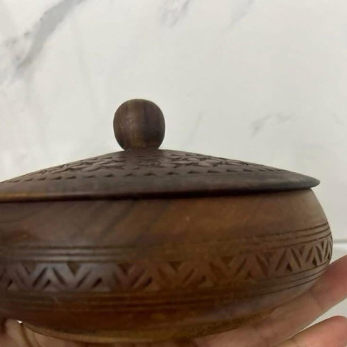 Retro wooden box like new with lid and carving