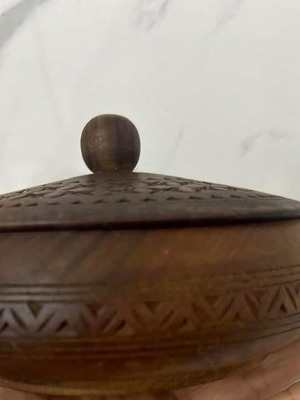 Retro wooden box like new with lid and carving