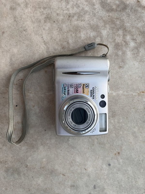 Nikon Coolpix 5200 camera used, battery door does not close