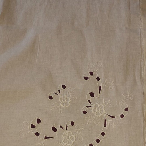 Handmade cutwork tablecloth like new, 72x78 cm