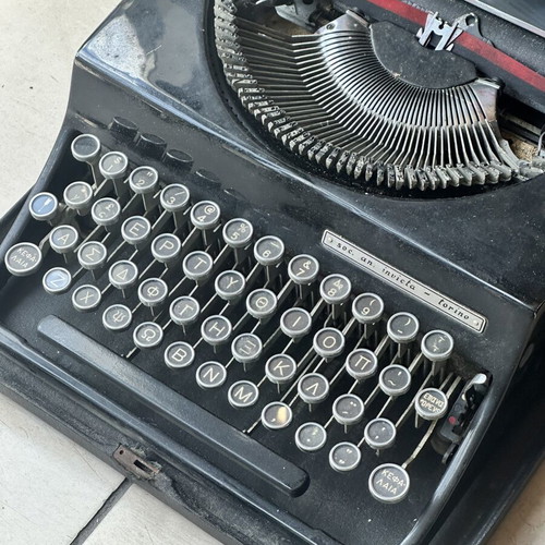 Invicta Torino 1938 typewriter used with Greek keyboard and case
