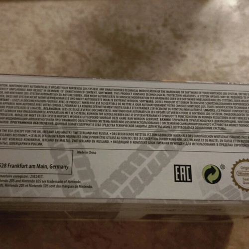 Nintendo 2DS like new with pre-installed Mariokart7 and accessories