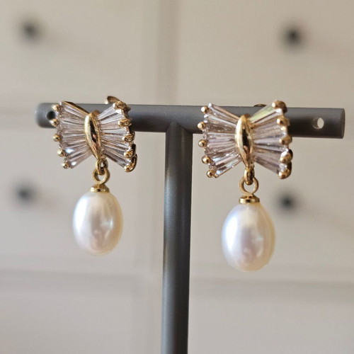 Pearl earrings like new with golden stones