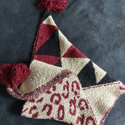 Doca triangular scarf used, beige and red