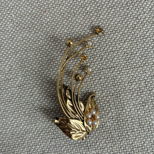 Lapel pin like new, gold metal