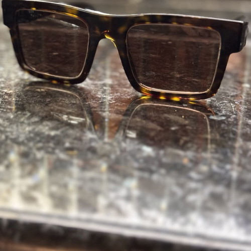 Prada sunglasses like new, unisex, black and brown
