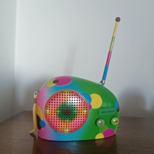 Vintage portable Pop Art AM/FM radio like new