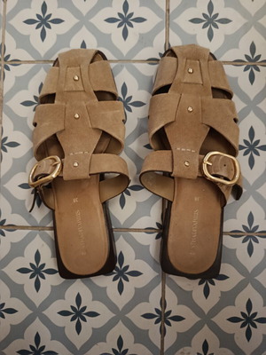Stradivarius castor sandals size 38 like new beige