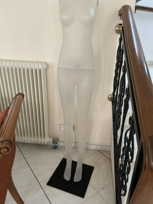 Display mannequin like new with hands included