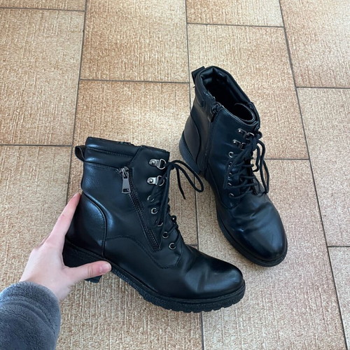 Black leather-style ankle boots like new, size 36