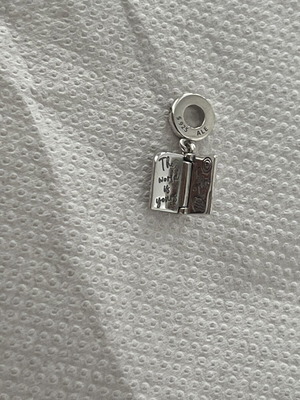 Pandora σύμβολο διαβατηρίου μενταγιόν σαν καινούργιο, γκρι