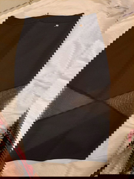 Μαυρη φουστα med με see through.